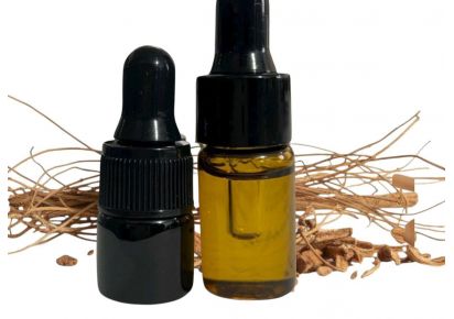 Флакон эфирного масла ветивера 5 мл на белом фоне