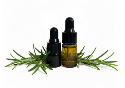 Флакон эфирного масла розмарина 1 мл на белом фоне
